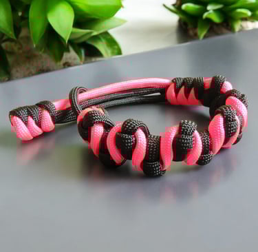 Pulsera hecha de paracord