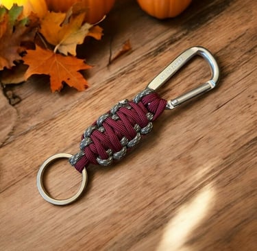 Llavero con mosquetón hecho de paracord
