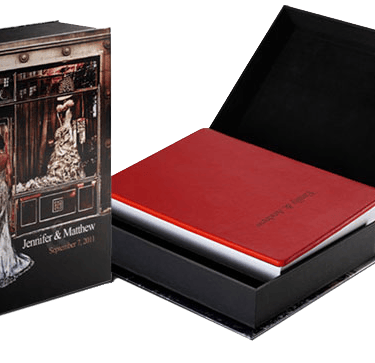 un livre avec une couverture rouge et un livre dans un coffret Art Box