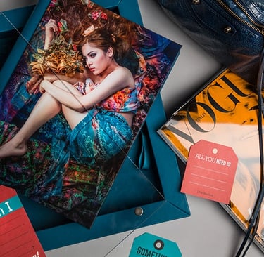 un sac à main avec un magazine Vogue et un book photo et coffret bleu turquoise