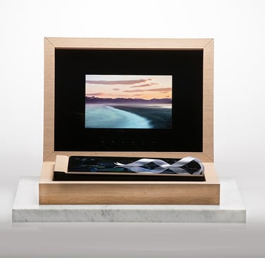 coffret livre album photo avec un écran multimédia photo ou vidéo en intérieur