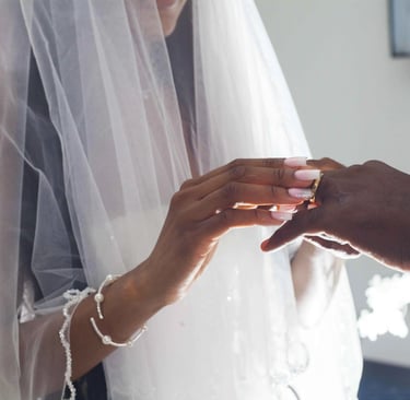 Plan photo moyen du passage de l'alliance d'une mariée vers son époux
