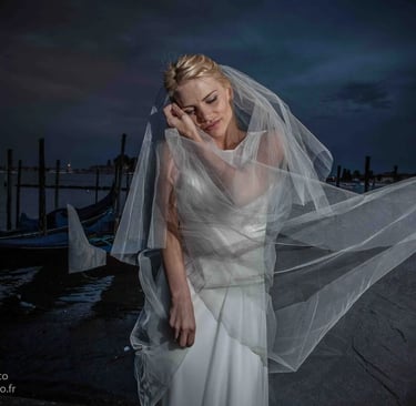 Nuit à Venise avec une marié blonde avec le voile au vent