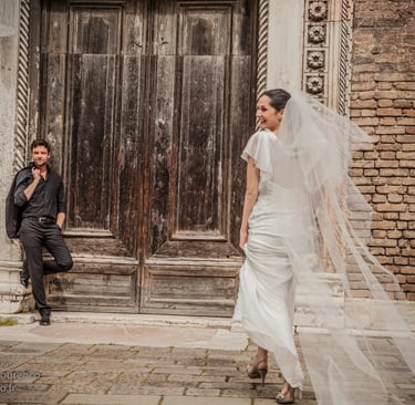 une mariée courant vers la porte de l'église fermé