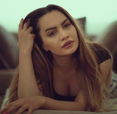 photo boudoir, femme couchée au canapé