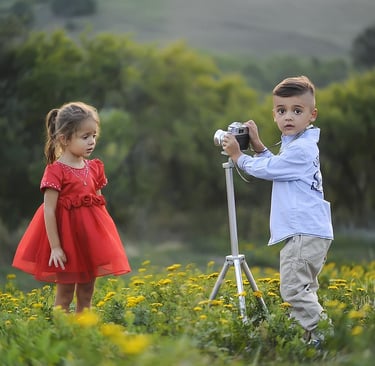 enfant tenant un appareil photo pour prendre une photo de petite fille