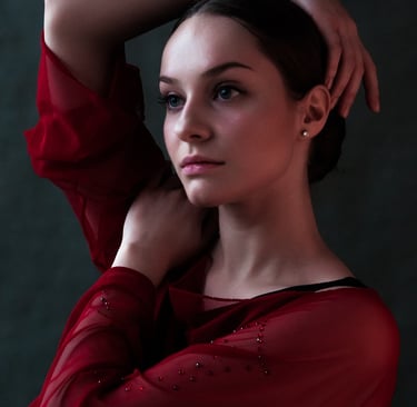gros plan de visage en profil d'une femme en rouge posant sa main sur son épaule entourant sa tête
