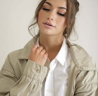 un portrait de femme en chemise blanche et veste
