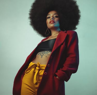 femme, afro, style, fashion, portrait studio, fond couleur, tatouage, jolie femme, veste rouge,