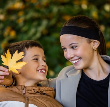complicité frère et soeur lors d'un shooting famille à belfort