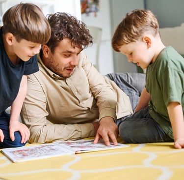 Un parent lit un livre personnalisé pour accompagner les changements de son enfant 