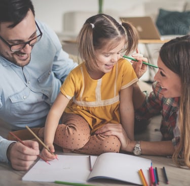 Enfant dessinant ou écrivant sa propre suite d'une histoire inspirée d'un livre personnalisé