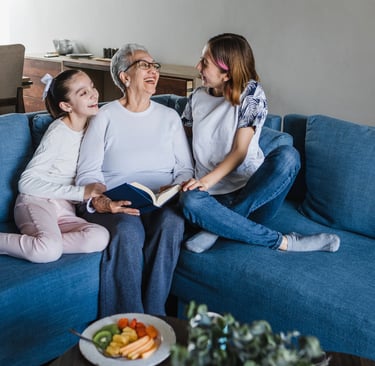 Moment de lecture en famille avec un livre personnalisé pour enfants