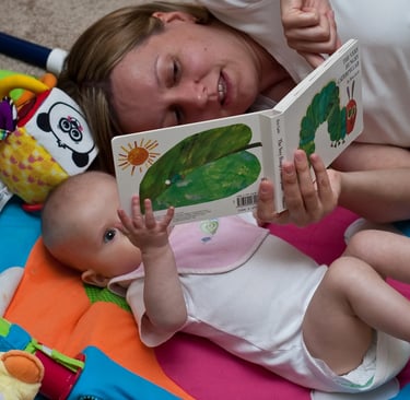 Bébé avec ses parents découvrant un livre personnalisé pour la naissance