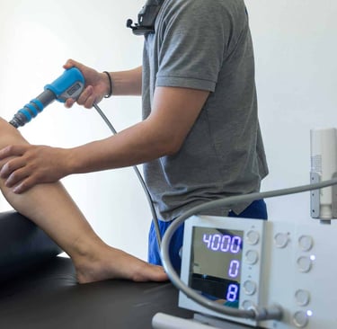استخدام الموجات الصدمية لعلاج الألم مثل ألم الظهر والرقبة وغيرها. في مركز الدقة للعمود الفقري في مسق