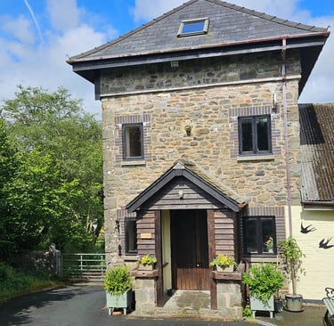 Unusual Self Catering holiday let. Mid Wales, near Llanwrtyd Wells.