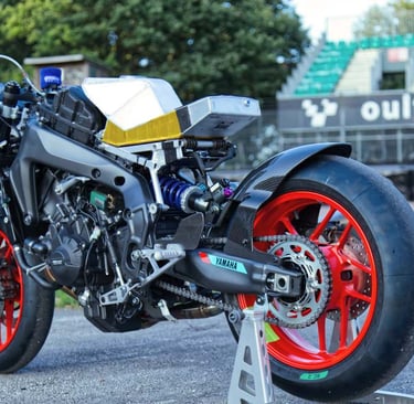 Yamaha R9 engine and fuel tank