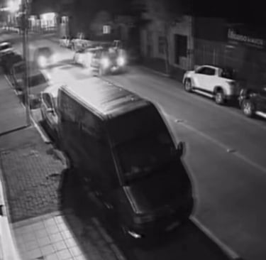 Fuga sem prestar socorro: motorista atinge carro e foge no Centro de Camaquã