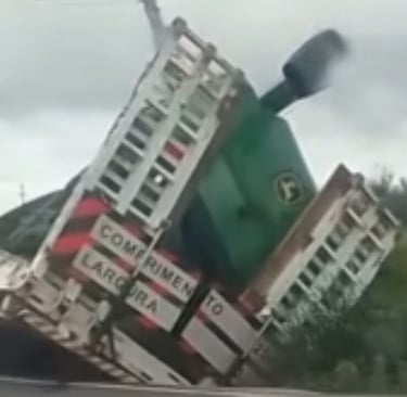 carreta e colheitadeira tombaram na ers-350 em Camaquã