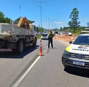Duas pessoas morrem após carga de tijolos cair sobre moto em estrada na ERS-118