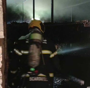 bombeiro combate incêndio em estufa de fumo