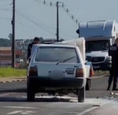 Veículo pega fogo após colisão com caminhonete na BR-116, em Guaíba