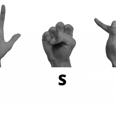 L'image est en noir et blanc, elle représente trois mains qui signe , la première signe un L, la de