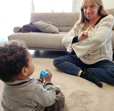 marie laure signe en face d'un enfant