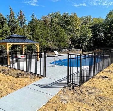 Aluminum Fence enclosing a pool 