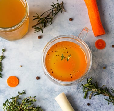 caldo-de-osso-caseiro-em-caneca-de-vidro-e-vegetais