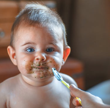 Bebê sujo conhecendo comida