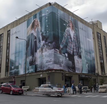 Fachada de Edificion con Publicidad impresa en Lona