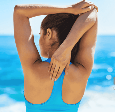 imagen de una chica en la playa que descubrió su genética familiar gracias a nexo genetica