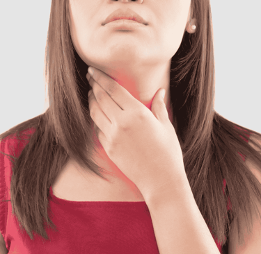 una chica se toca el cuello porque no puede tragar bien, esto puede también ser síntomas de cáncer