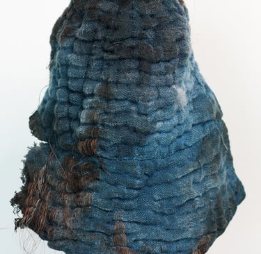 karine-nguyen-van-tham-coiffe, HUMUS, indigo, sculpture textile et broderie de crin de cheval