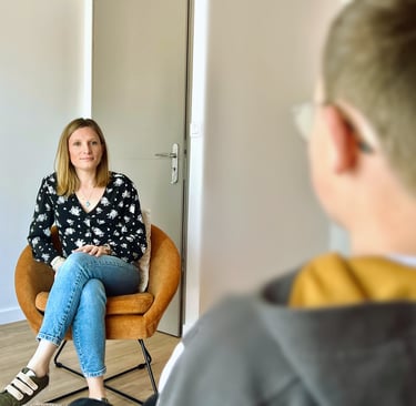 Séance d’écoute authentique entre thérapeute et adolescent