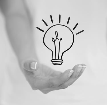 une main tendue avec une ampoule représentant la prise de conscience