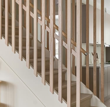 Strak afgewerkt kitwerk bij trap en keuken voor een naadloos interieurdetail