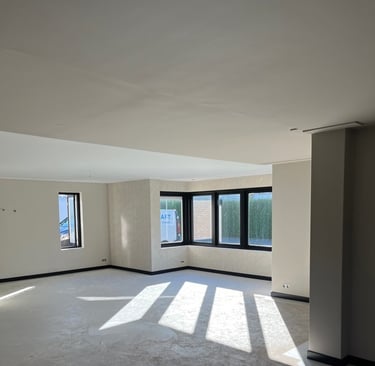 Kitwerk tussen behang en schilderwerk voor een strakke, naadloze overgang