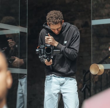 Caméraman en train de filmer un mariage dans le Finistère