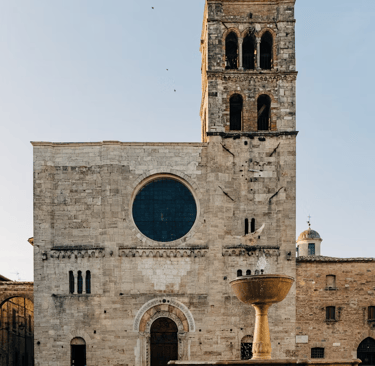 Facciata della chiesa di San Michele Arcangelo a Bevagna con la fontana in primo piano