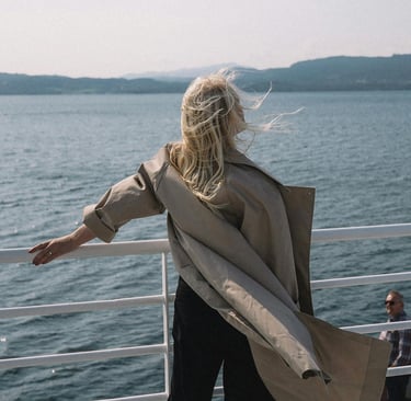 Persona su un traghetto guarda il mare durante un viaggio in autonomia.