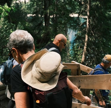 Persone mature in piccolo gruppo durante un’escursione, una soluzione intermedia per viaggiare soli