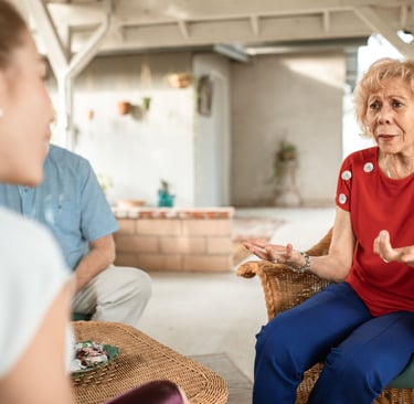 Persona matura parla con familiari e amici prima di partire per un viaggio da soli dopo i 60 anni.