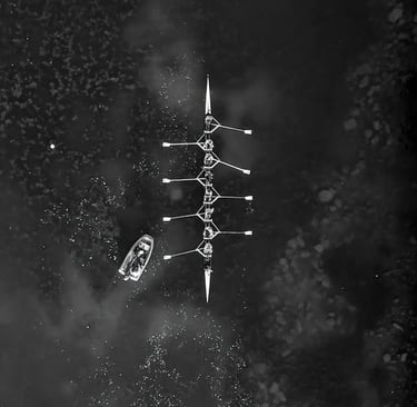 Un equipo de remos en medio del océano desde una vista desde arriba. 