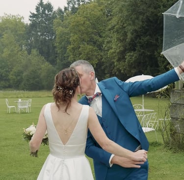 couple sous la pluie filmé par vidéaste mariage dinan