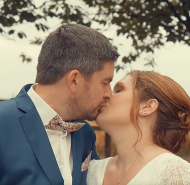 couple qui s'embrasse filmé par vidéaste mariage à Saint-Malo
