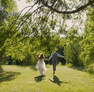 couple qui court filmé par vidéaste mariage à dinan