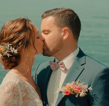 couple de mariés qui s'embrassent face à la mer à saint-malo