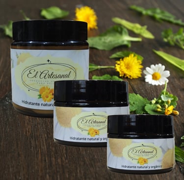 Tres frascos con crema corporal El Artesanal en madera  con flores 